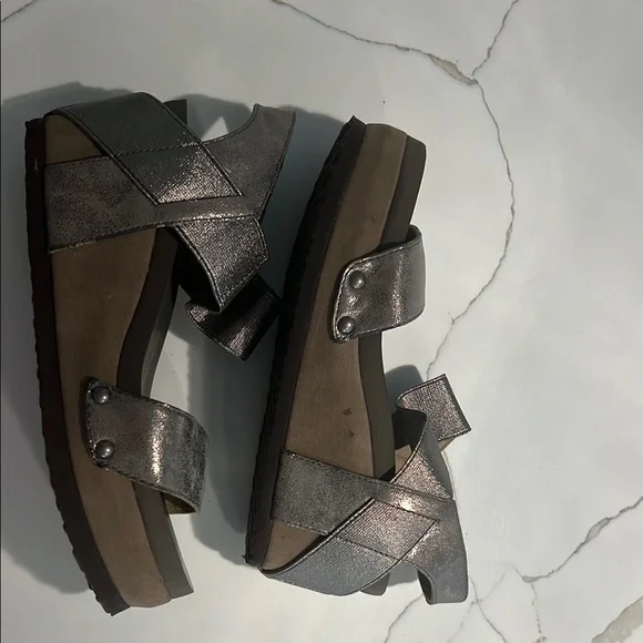 Silver Sandals with Modern Slingback Design - Picture 3 of 5